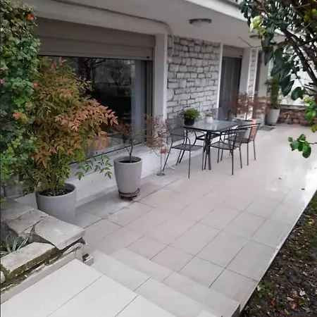 Lovely Stonehouse Tríkala