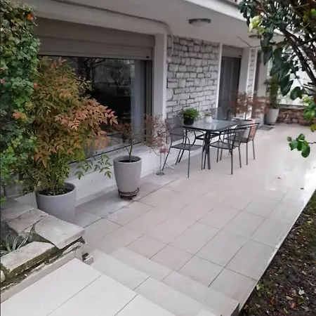 Lovely Stonehouse טריקלה