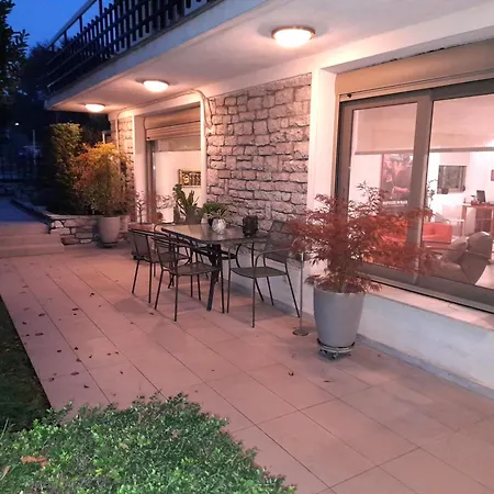 Lovely Stonehouse וילה טריקלה